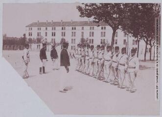 3 vues Artillerie française - e Régiment. 2. Artillerie de Campagne - Au quartier - Manoeuvre du revolver. - Toulouse : phototypie Labouche frères, marque LF au verso, [entre 1905 et 1925]. - Carte postale