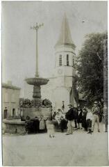 2 vues La Montagne Noire. 30. Dourgne : la fontaine et l'église. - Toulouse : maison Labouche frères, [entre 1900 et 1940]. - Photographie