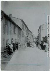 2 vues La Montagne Noire. 90. Cenne-Monestiès [Cenne-Monestiés] : la Grand route. - Toulouse : maison Labouche frères, [entre 1900 et 1940]. - Photographie