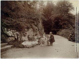 2 vues La Montagne Noire. 283. Parc de Saint-Ferréol : déjeuner de touristes. - Toulouse : maison Labouche frères, [entre 1900 et 1940]. - Photographie
