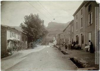 2 vues La Montagne Noire. 293. Dourgne : entrée du village route d'Arfons. - Toulouse : maison Labouche frères, [entre 1900 et 1940]. - Photographie