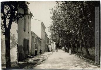 2 vues La Montagne Noire. 333. Dourgne : rue de la Cassine. - Toulouse : maison Labouche frères, [entre 1900 et 1940]. - Photographie