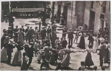 4 vues Les Pyrénées (3e série). 1056. Vallée d'Andorre : danses de la Sardana. - Toulouse : phototypie Labouche frères, [entre 1918 et 1937]. - Carte postale