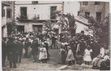 4 vues Les Pyrénées (3e série). 1057. Vallée d'Andorre : une fête villageoise. - Toulouse : phototypie Labouche frères, [entre 1930 et 1937]. - Carte postale