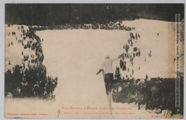 2 vues Les sports d'hiver dans les Pyrénées. 4. Concours international de skis : un beau saut / Cliché Ed. Jacques. - Toulouse : phototypie Labouche frères, [entre 1905 et 1918]. - Carte postale