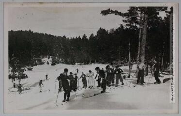 3 vues Les sports d'hiver à Font-Romeu (1800 m.). 8. Ecole de ski. - Toulouse : éditions Labouche frères, marque Elfe, [entre 1937 et 1950]. - Carte postale