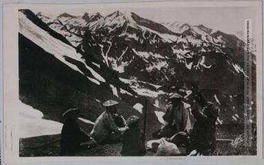 4 vues 384. Repas de pâtres en montagnes. - Toulouse : éditions Labouche frères, Pyrénées-Océan, marque Elfe, [entre 1937 et 1950]. - Carte postale
