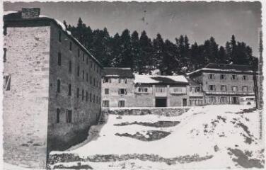 2 vues [Les sports d'hiver à Font-Romeu]. 12. Font-Romeu (1800 m) : terrasse de l'ermitage. - Toulouse : maison Labouche frères, [entre 1930 et 1950]. - Photographie