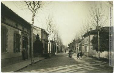 3 vues Banlieue de Toulouse. 134. Lafourguette : avenue de Toulouse. - Toulouse : phototypie Labouche frères, marque LF au verso, [1911]. - Carte postale