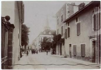 3 vues La Haute-Garonne. 235. Martres-Tolosane : l'avenue de Luchon. - Toulouse : phototypie Labouche, marque LF au verso, [1905]. - Carte postale