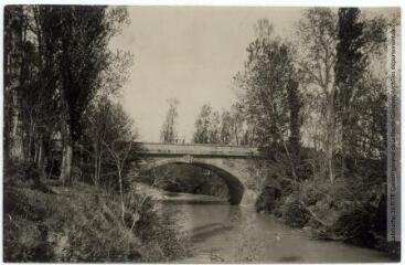 4 vues La Haute-Garonne. 767. Lagardelle : le pont sur la Lèze. - Toulouse : phototypie Labouche frères, marque LF au verso, [1917], tampon d'édition du 10 novembre 1917. - Carte postale