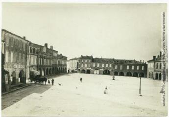 3 vues Le Gers. 12. Mauvezin : la place. - Toulouse : phototypie Labouche frères, [entre 1905 et 1925]. - Carte postale
