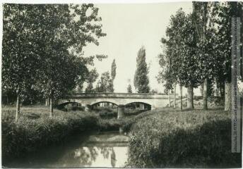 3 vues Le Gers. 13. Mauvezin : le pont. - Toulouse : phototypie Labouche frères, marque LF, [entre 1905 et 1925]. - Carte postale