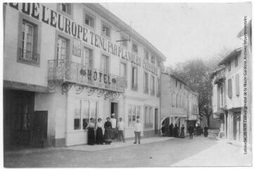 4 vues La Montagne Noire. 77. Sorèze (Tarn) : hôtel Planques et rue Ferlus. - Toulouse : phototypie Labouche frères, marque LF au recto, [entre 1918 et 1937]. - Carte postale