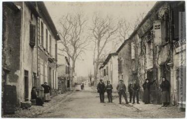 3 vues La Montagne Noire. 174. Saint-Denis (Aude) : rue de la Mairie. - Toulouse : phototypie Labouche frères, marque LF au recto, [entre 1905 et 1925]. - Carte postale