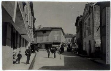 4 vues La Montagne Noire. 311. Sorèze (Tarn) : rue Lacordaire. - Toulouse : phototypie Labouche frères, marque LF au verso, [entre 1918 et 1937], tampon d'édition du 22 mars 1925. - Carte postale