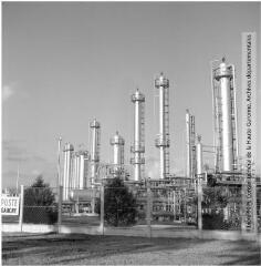 1 vue Mancioux, entre Saint-Martory et Boussens : raffineries du gaz de Saint-Marcet / Jean Ribière photogr. - entre 1955 et 1962. - Photographie