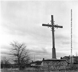 3 vues Pibrac : croix de carrefour en bois et métal / Jean Ribière photogr. - [entre 1950 et 1970]. - 3 photographies