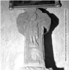 1 vue Saint-Aventin : église Saint-Aventin : croix romane en pierre / Jean Ribière photogr. - [entre 1950 et 1970]. - Photographie