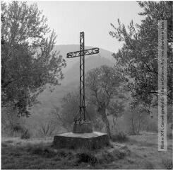 3 vues Salles-sur-Garonne : croix de carrefour / Jean Ribière photogr. - [entre 1950 et 1970]. - 3 photographies