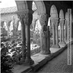 2 vues Saint-Bertrand-de-Comminges : galerie du cloître : pilier dit 