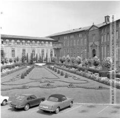 2 vues Toulouse : cour intérieure de l'Hôtel-Dieu Saint-Jacques / Jean Ribière photogr. - 1960-1962. - 2 photographies