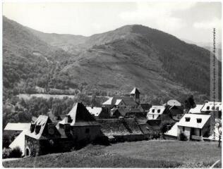 1 vue Castillon-de-Larboust : village (maison noble du 16e siècle et église Saint-Pierre) dans le paysage / Jean Ribière photogr. - [entre 1950 et 1970]. - Photographie