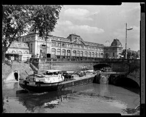 1 vue [Toulouse : le canal du Midi et la gare Matabiau]. - Toulouse : maison Labouche frères, [entre 1950 et 1970]. - Photographie