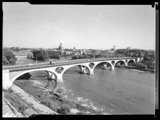 1 vue [Toulouse : la Garonne au pont des Catalans : vue sur le quartier Saint-Cyprien]. - Toulouse : maison Labouche frères, [entre 1950 et 1970]. - Photographie