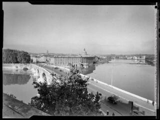 1 vue [Toulouse : le Pont-Neuf et l'Hôtel-Dieu]. - Toulouse : maison Labouche frères, [entre 1930 et 1960]. - Photographie