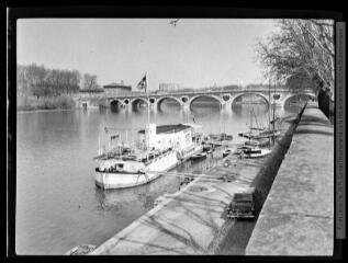 2 vues [Toulouse : la Garonne au Pont-Neuf : bateau du Touring-Club de France]. - Toulouse : maison Labouche frères, [entre 1950 et 1970]. - Photographie