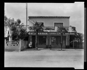 2 vues [Lardenne près Toulouse : boucherie et cafés de l'Eléphant noir]. - Toulouse : maison Labouche frères, [entre 1950 et 1970]. - Photographie