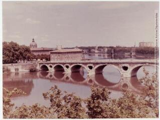 1 vue B 54. [Toulouse : la Garonne au Pont-Neuf et dôme de la Grave]. - Toulouse : maison Labouche frères, [après 1950]. - Photographie