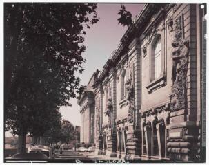 1 vue B 26. [Toulouse : façade de l'école des Beaux-Arts et église de la Daurade]. - Toulouse : maison Labouche frères, [après 1950]. - Photographie
