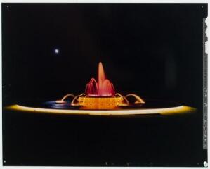 1 vue B 63. [Toulouse, la nuit : la fontaine lumineuse de Jolimont]. - Toulouse : maison Labouche frères, [après 1950]. - Photographie