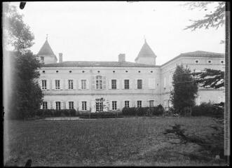 6 vues 2. Château de Degrés, Gragnague (Haute-Garonne) : entrée / cliché Delgay. - Toulouse : phototypie Labouche frères, marque LF, [1936]. - Carte postale