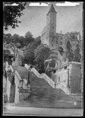 1 vue - 6. Auch : escalier monumental et tour d\'Armagnac (ouvre la visionneuse)