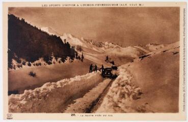 5 vues Les sports d'hiver à Luchon-Peyresourde (alt. 1545 m). 28. La route près du col. - Toulouse : édition Pyrénées-Océan, Labouche frères, marque LF, [entre 1937 et 1950]. - Carte postale
