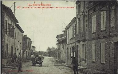 1 vue La Haute-Garonne. 1071. Castelnau d'Estretefonds : route de Toulouse. - Toulouse : Labouche frères, marque LF au verso, [entre 1905 et 1930]. - Carte postale
